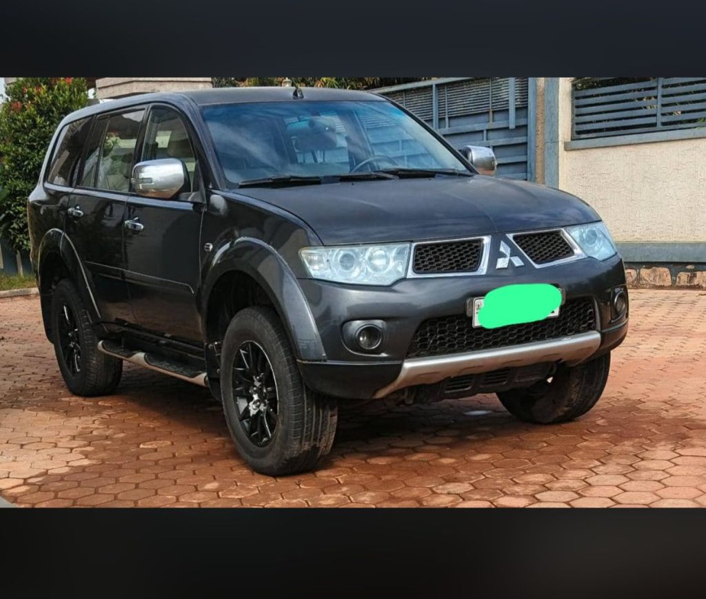 Cross border car rental from Rwanda to Uganda with a 4x4